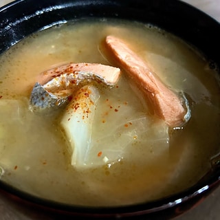 キャベツと鮭のアラの お味噌汁（バター風味）